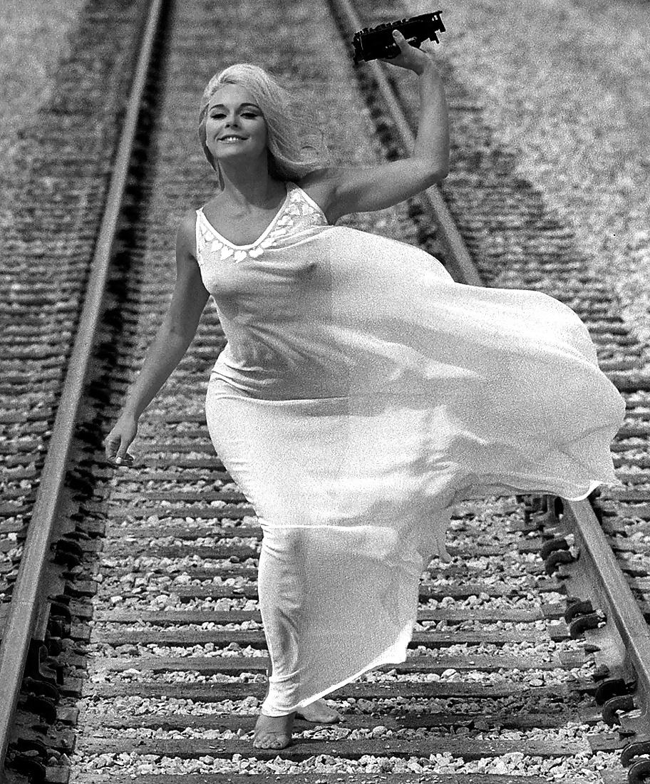 25P Elke Sommer