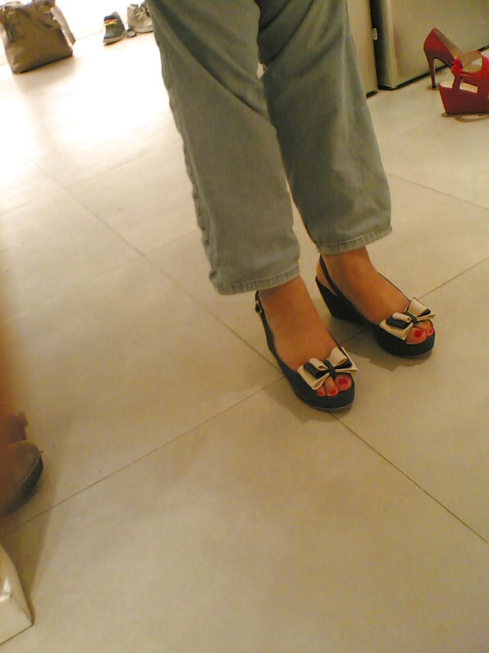 10P Shoes and feet on the street