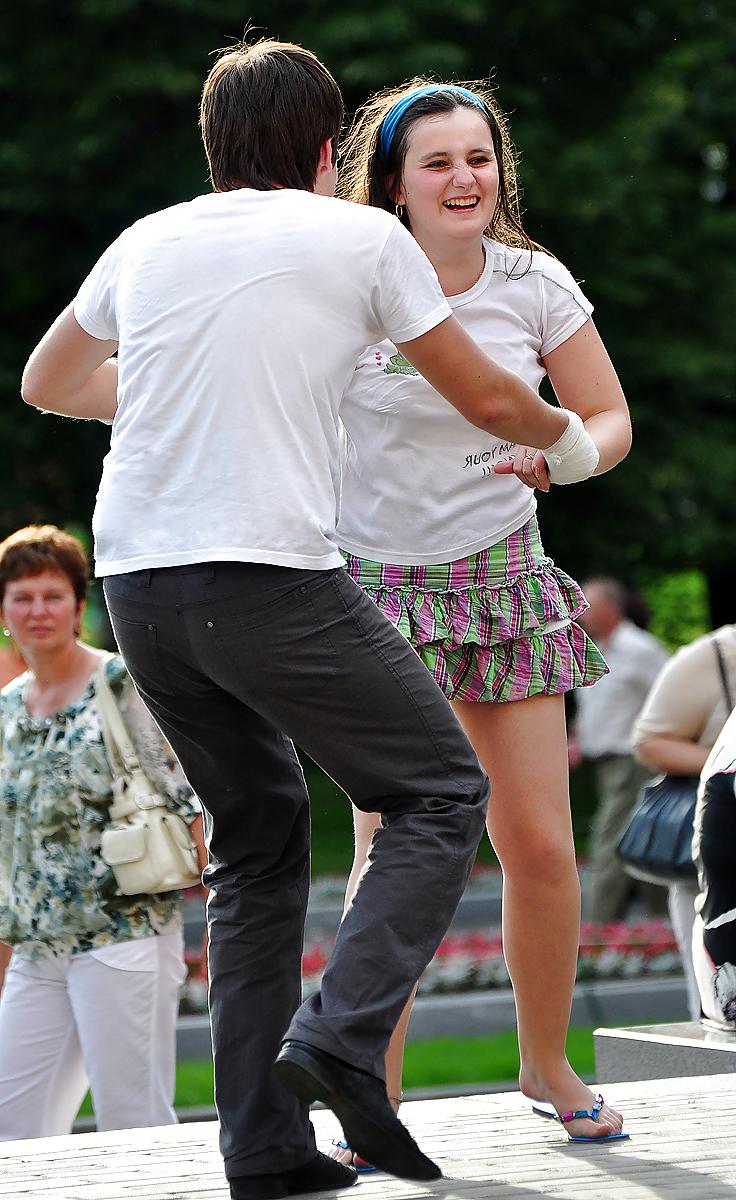 25P Girls street candid upskirt (1)