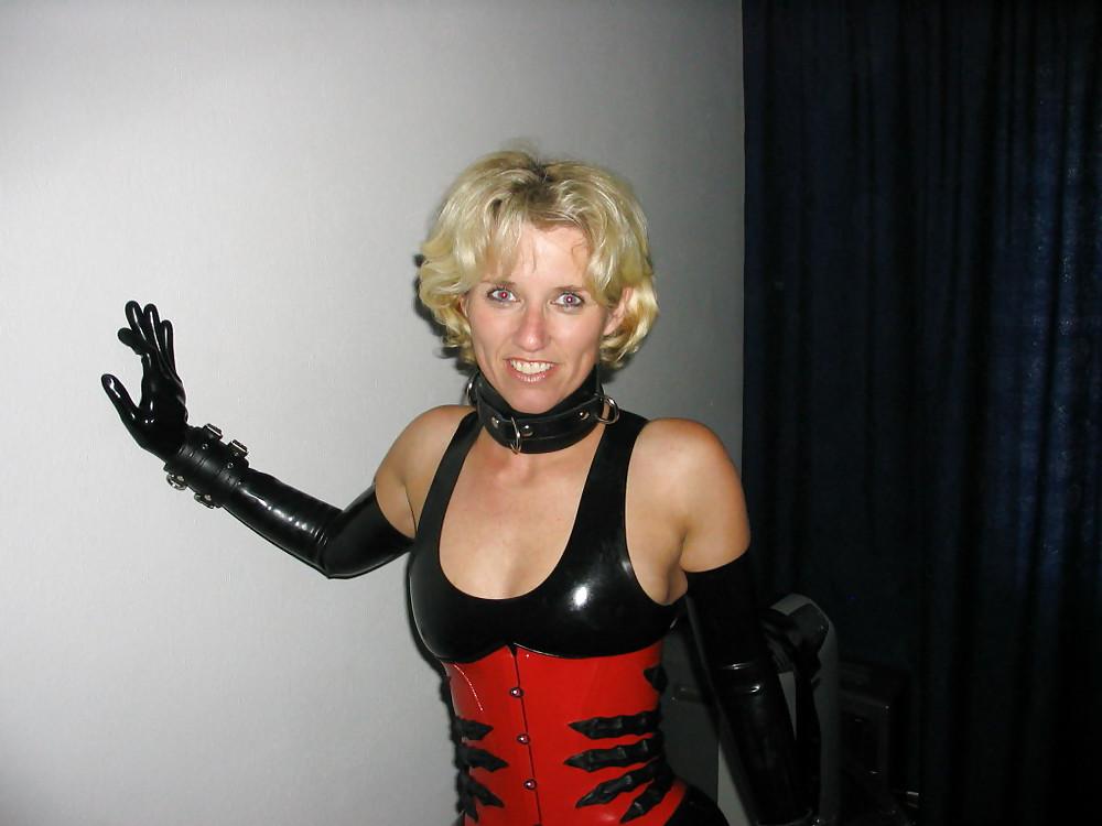 25P Blonde swinger lady