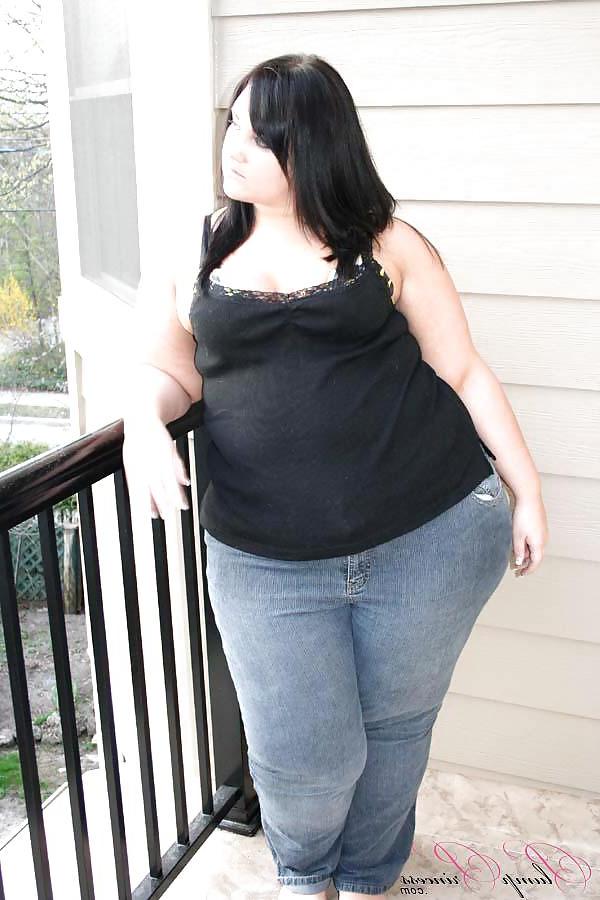 25P Balkon hängt in engen Jeans
