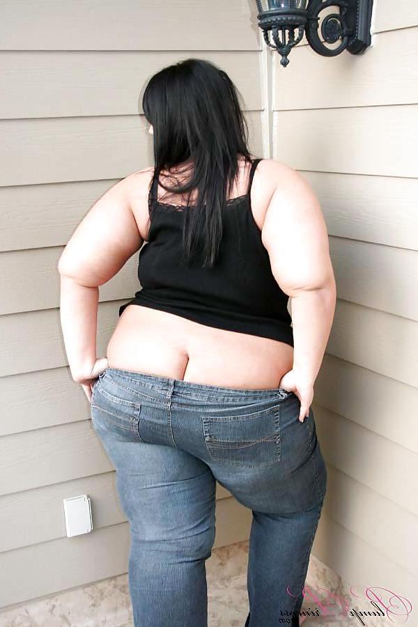 25P Balkon hängt in engen Jeans