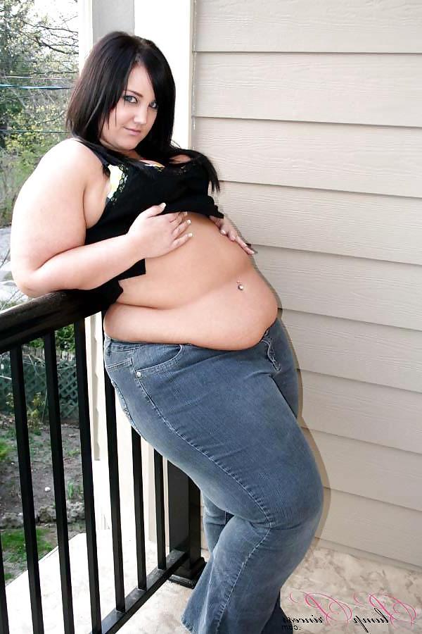 25P Balkon hängt in engen Jeans