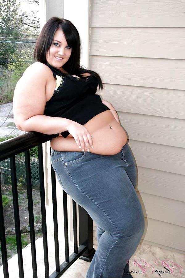 25P Balkon hängt in engen Jeans