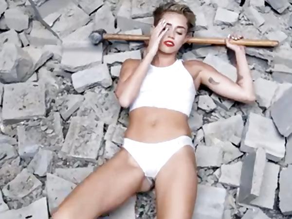 24P Miley Cyrus in Wrecking ball