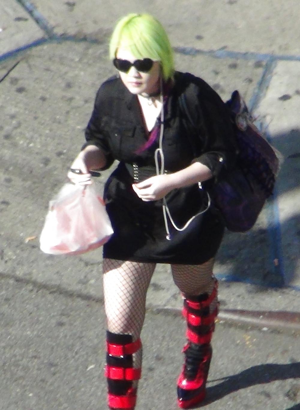 4P New York Sexy Asian Green Haired Red Boots Girl