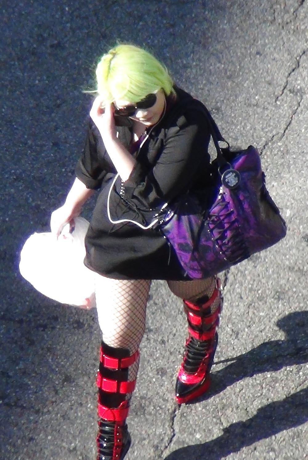 4P New York Sexy Asian Green Haired Red Boots Girl