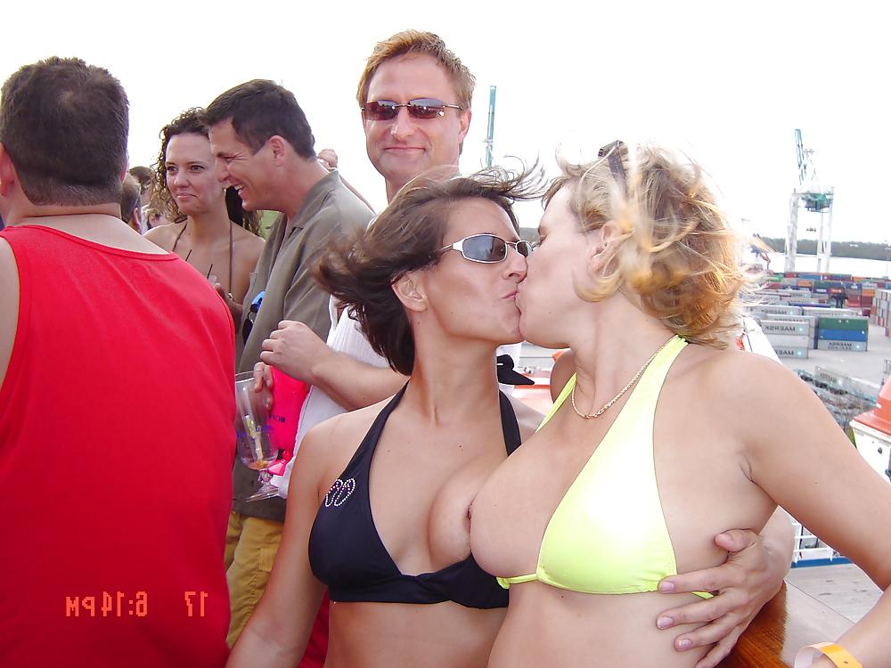 25P Swingers on vacation