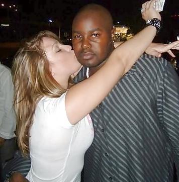 25P Affectionately kissing & eating pussy
