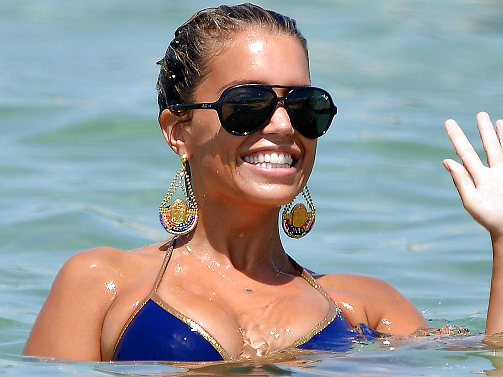 21P New Bikini Pics of Sylvie van der Vaart in St. Tropez German