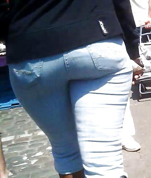 9P Sexy Mature Ebony Booty in Jeans
