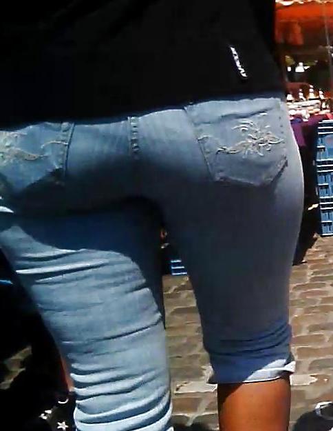 9P Sexy Mature Ebony Booty in Jeans