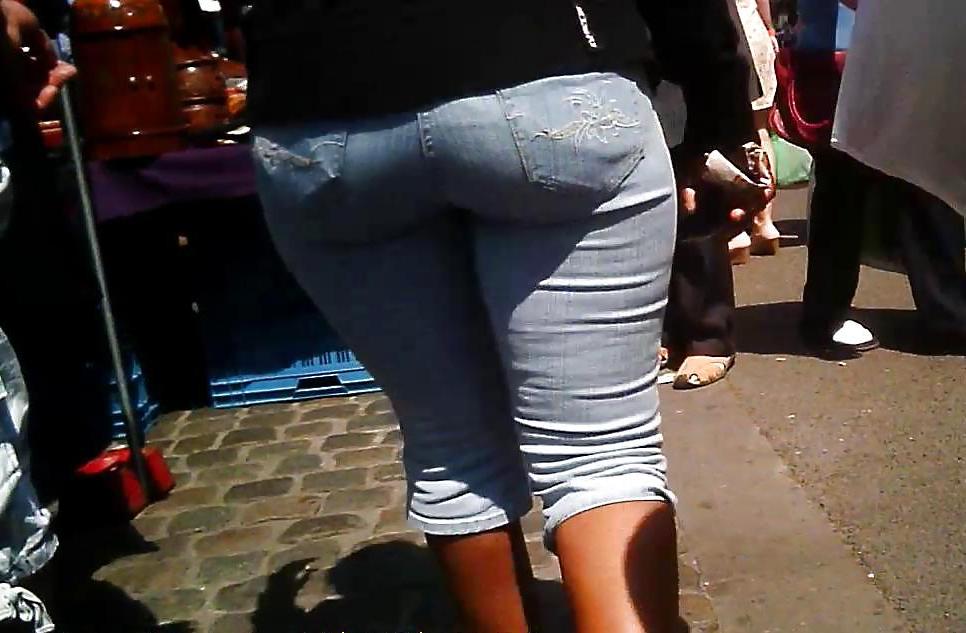 9P Sexy Mature Ebony Booty in Jeans