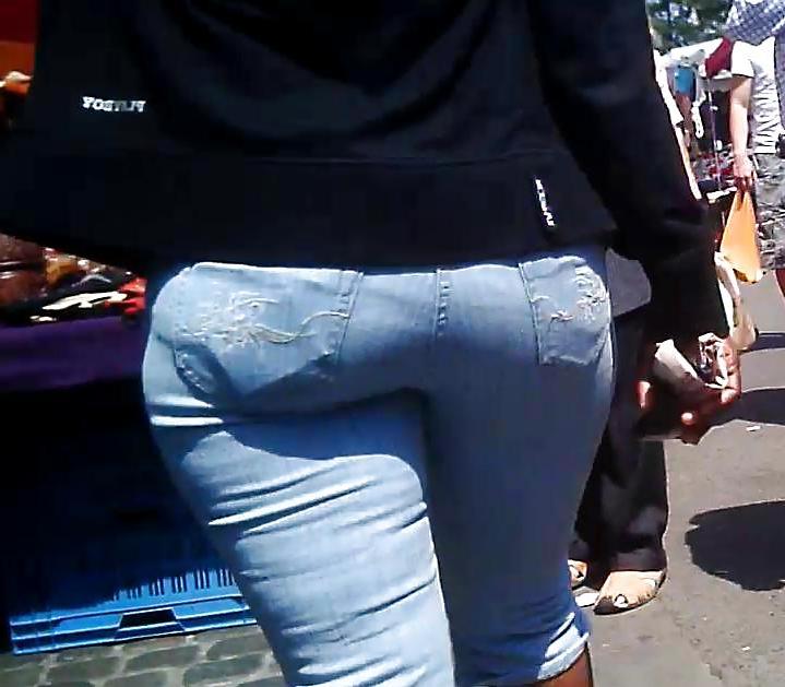 9P Sexy Mature Ebony Booty in Jeans