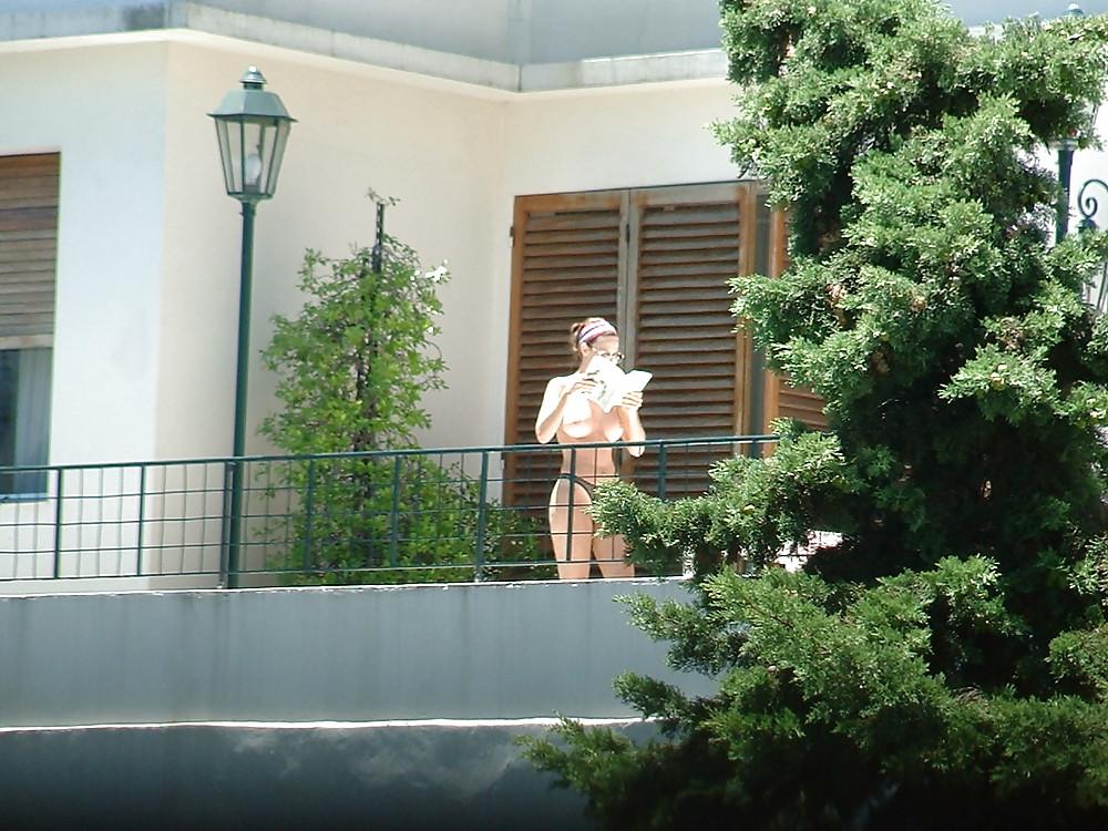 25P Voyeur balcony