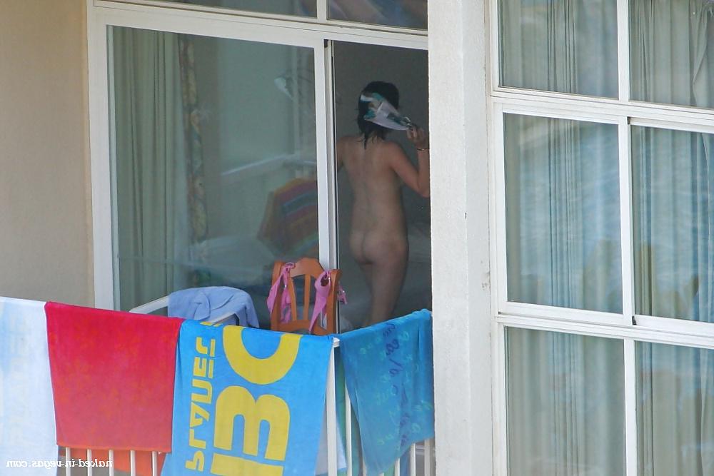 25P Voyeur balcony