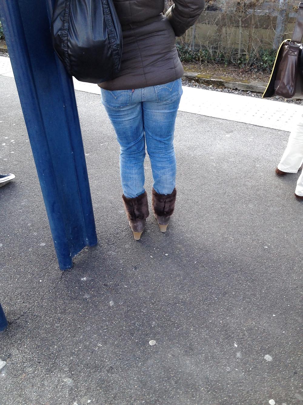 7P Teen ass ine the street