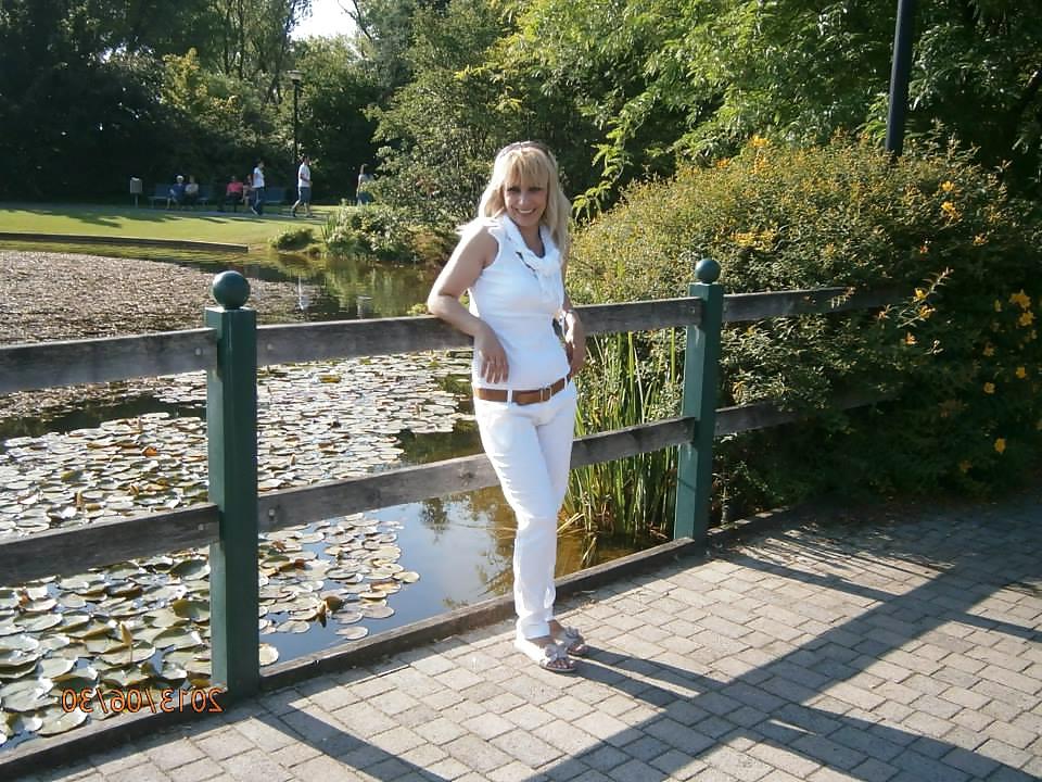 25P Hot blonde mom