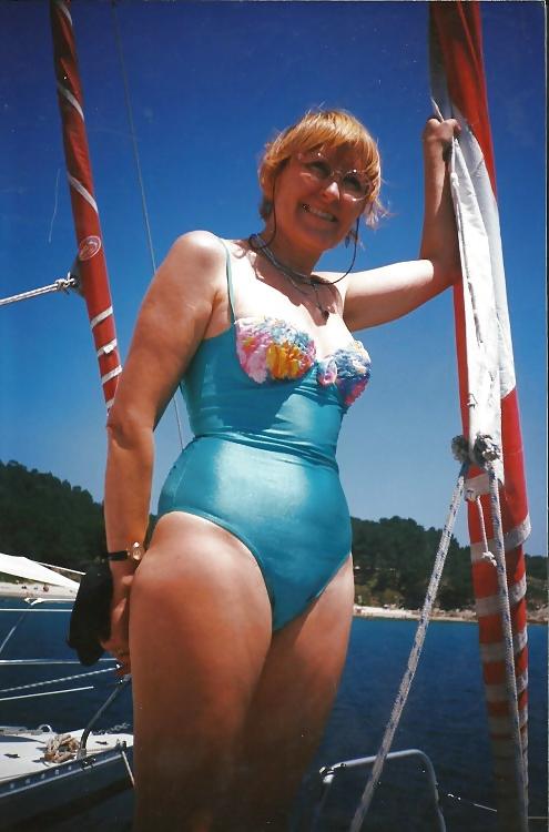 25P Milfs in stockings,panties and bikini.