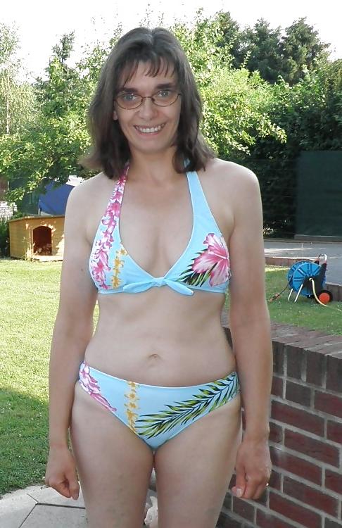 25P Milfs in stockings,panties and bikini.