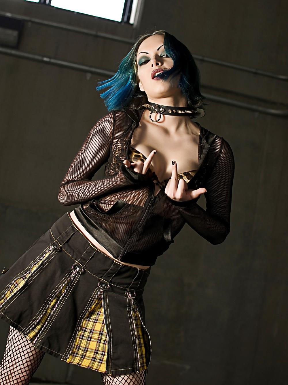 25P Emo goth geek girl 