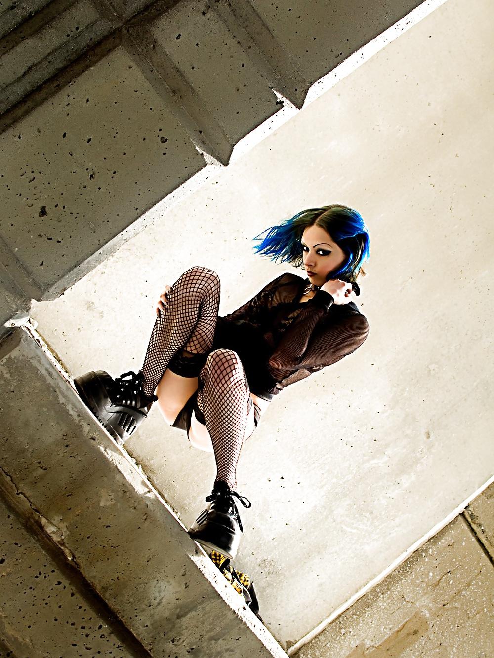 25P Emo goth geek girl 