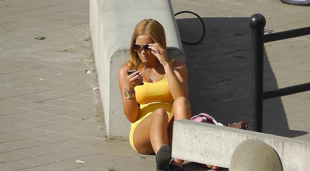 4P Hot sexy babe sitting on the street