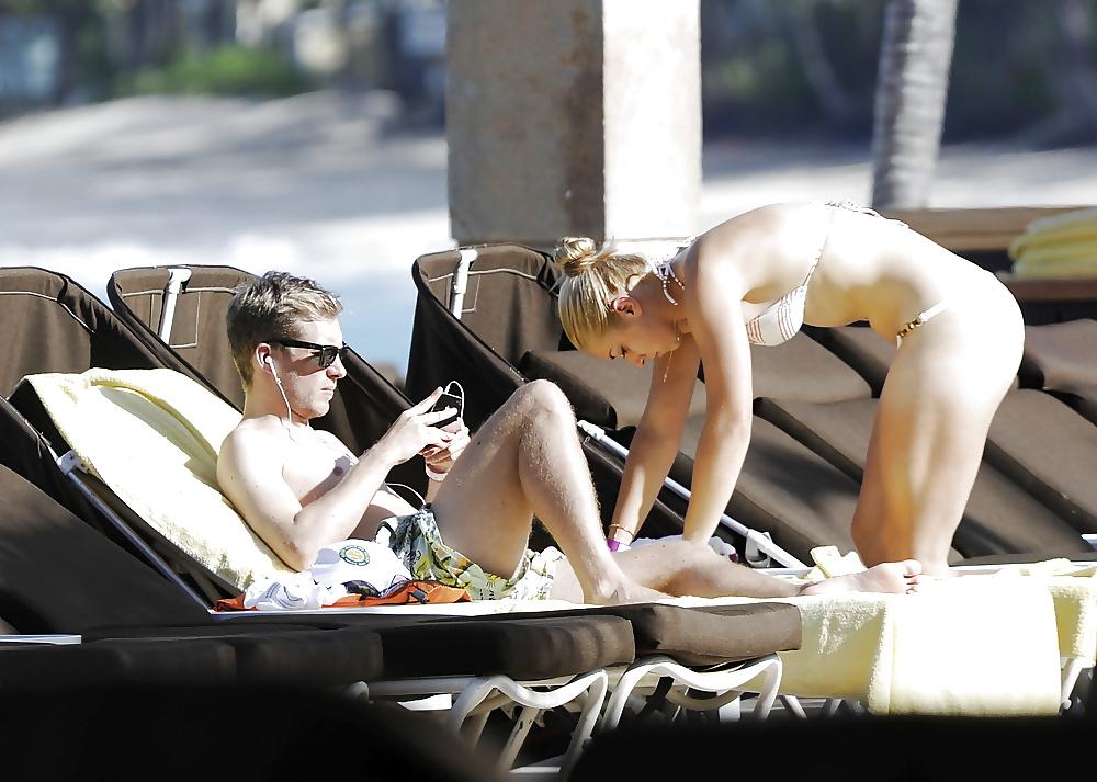 25P Celebrities with beautiful thighs