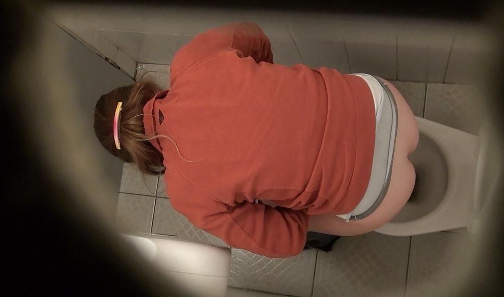 10P SPY BIG ASS IN TOILET