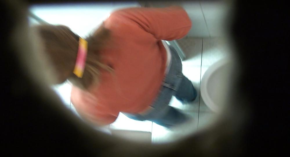 10P SPY BIG ASS IN TOILET