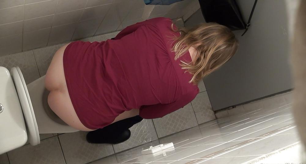 10P SPY BIG ASS IN TOILET