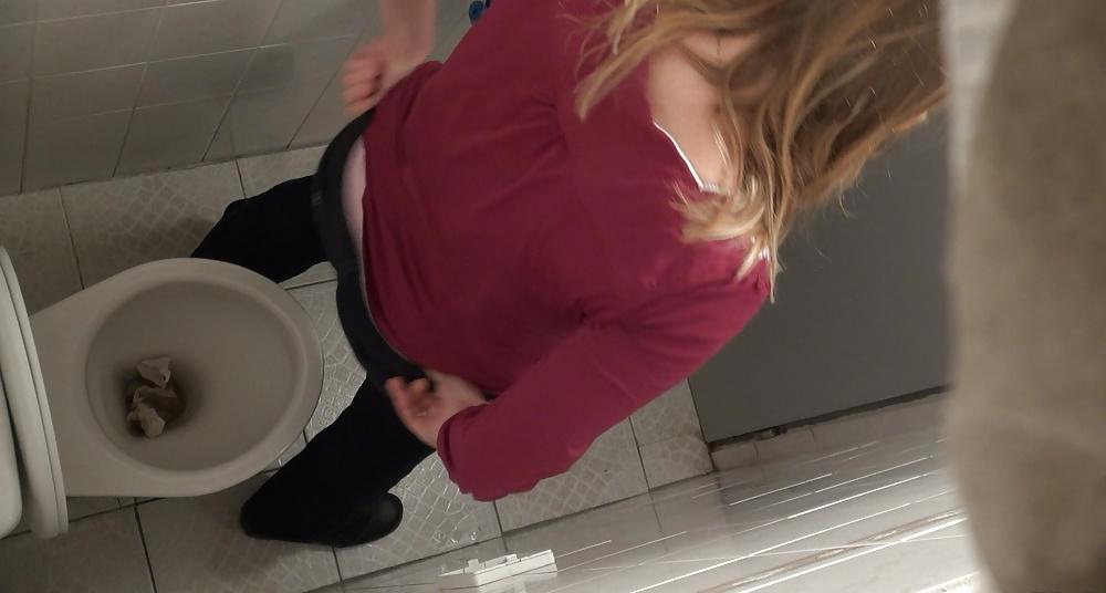 10P SPY BIG ASS IN TOILET
