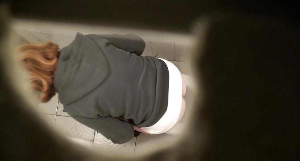 10P SPY BIG ASS IN TOILET