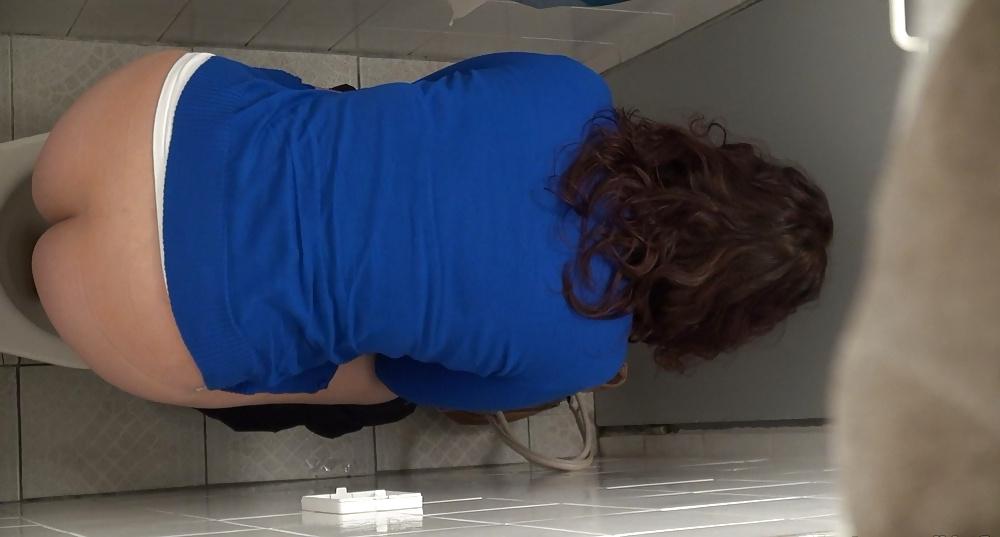10P SPY BIG ASS IN TOILET