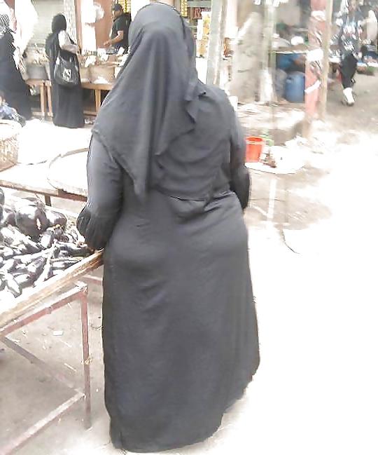 25P Candid Arab Ass - Mature Big Butt - Booty voyeur