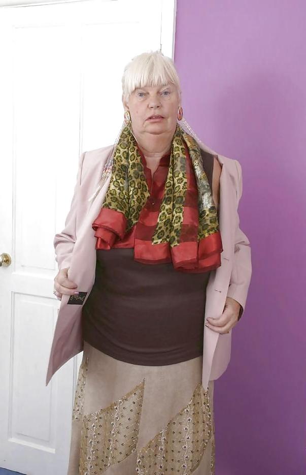 25P Granny with huge boobs
