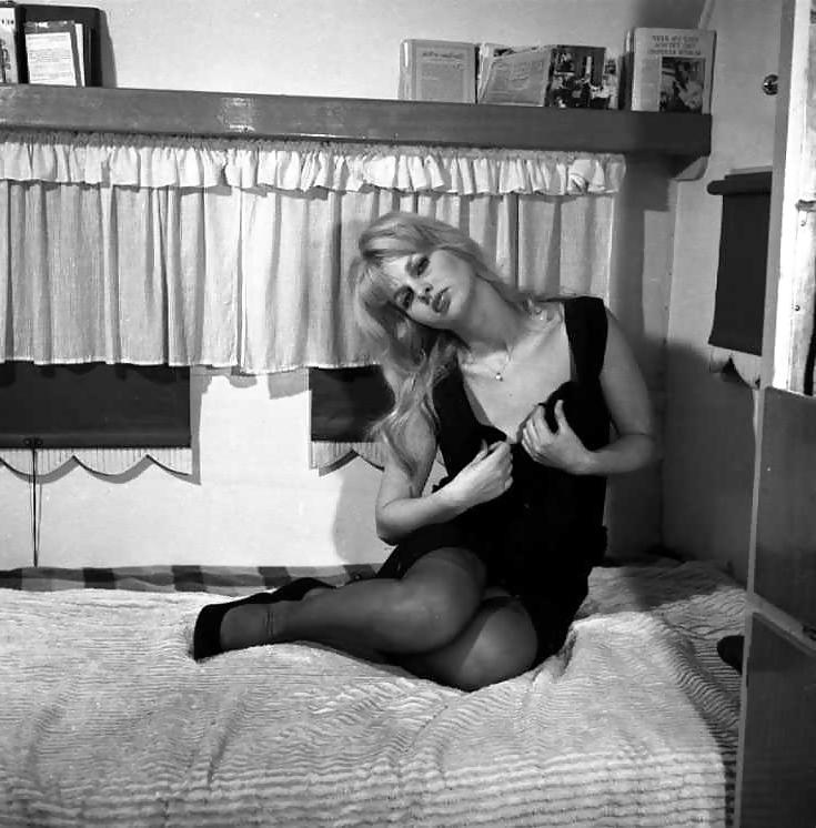 25P 2 English ladies 1960s