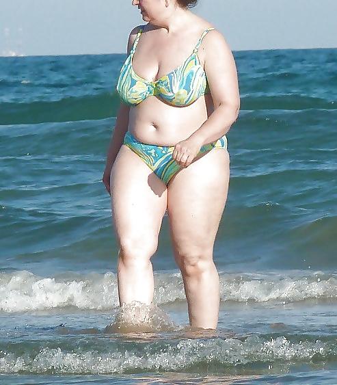 25P Candid Mature Bikini - Butt Voyeur - Beach Booty