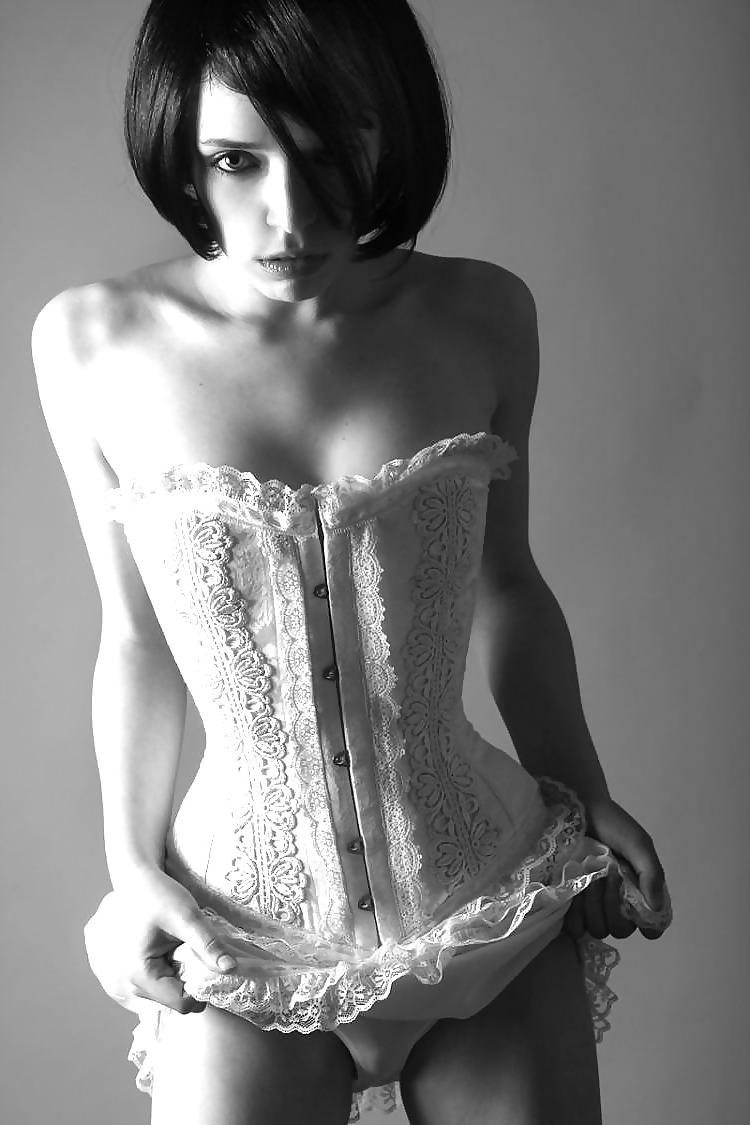 25P Black & white erotic
