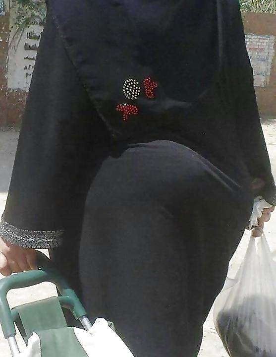 25P Candid Arab Ass - Voyeur Big Mature Butt - Street Booty