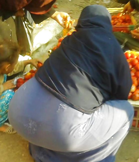 25P Candid Arab Ass - Voyeur Big Mature Butt - Street Booty