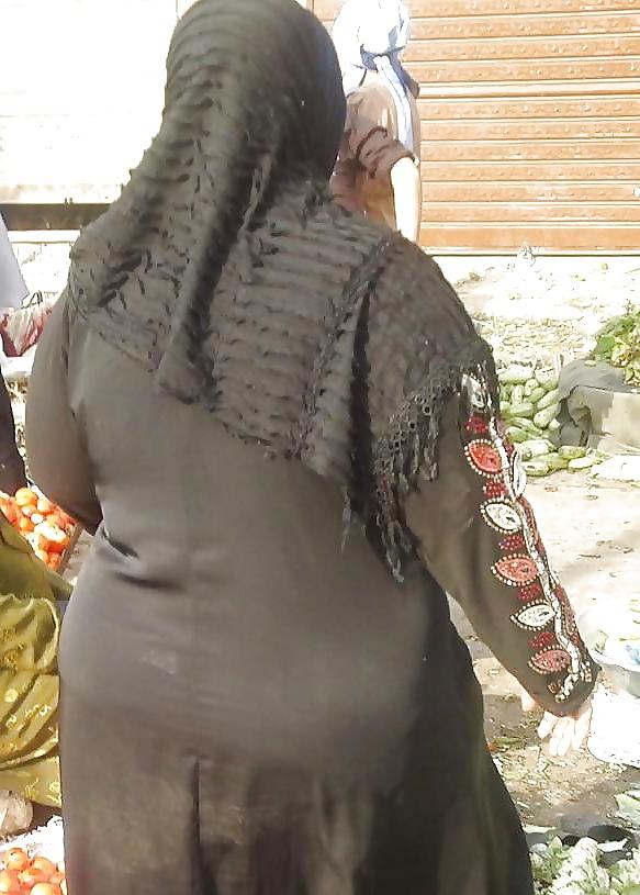 25P Candid Arab Ass - Voyeur Big Mature Butt - Street Booty