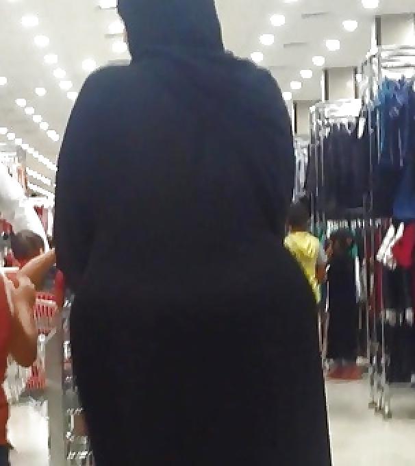 25P Candid Arab Ass - Voyeur Big Mature Butt - Street Booty