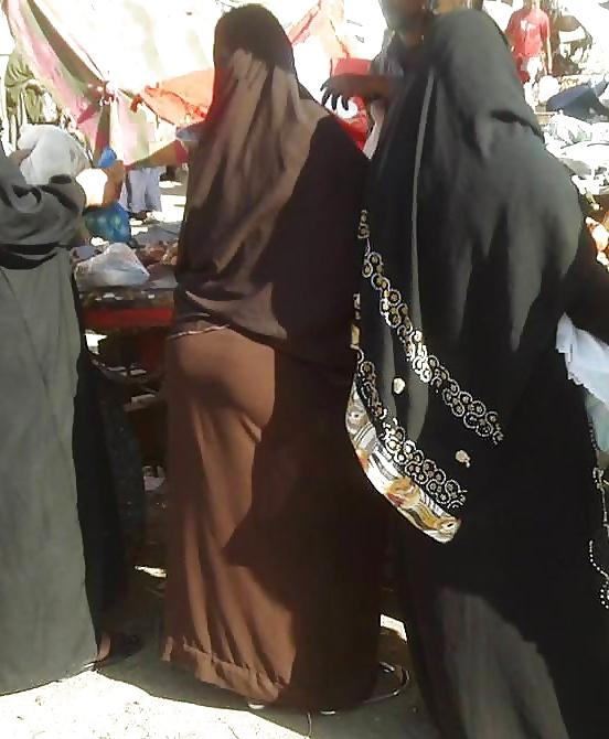 25P Candid Arab Ass - Voyeur Big Mature Butt - Street Booty