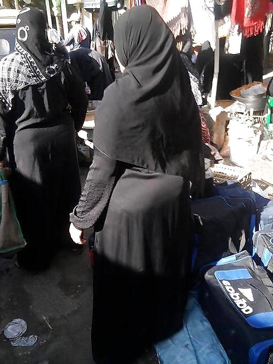 25P Candid Arab Ass - Voyeur Big Mature Butt - Street Booty