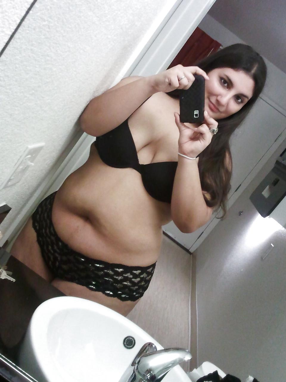 25P Plump girls show us their curves