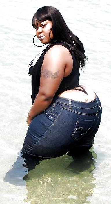 25P Huge ebony booty