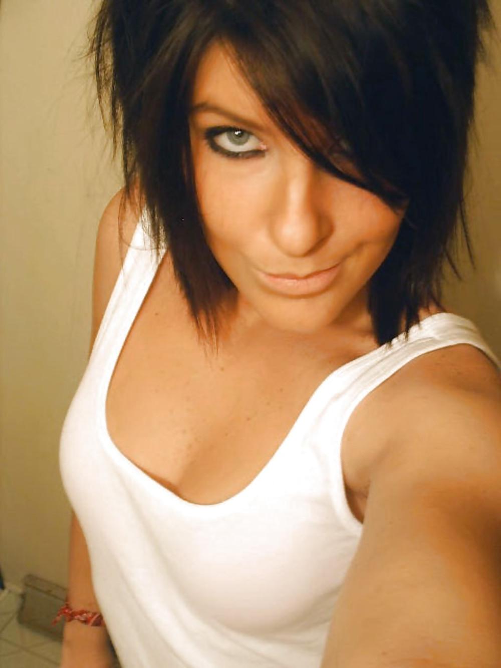 25P Moshe Loves Emo Girls With Beautiful Eyes