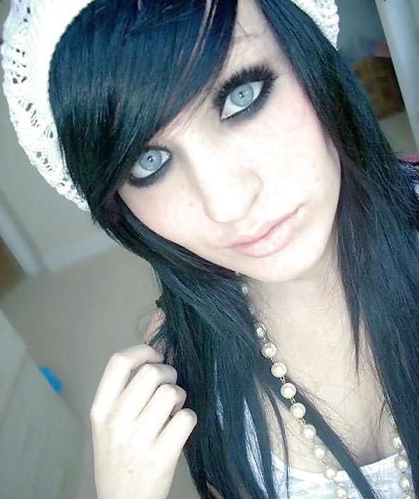25P Moshe Loves Emo Girls With Beautiful Eyes