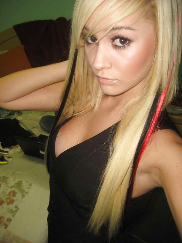 25P Moshe Loves Emo Girls With Beautiful Eyes